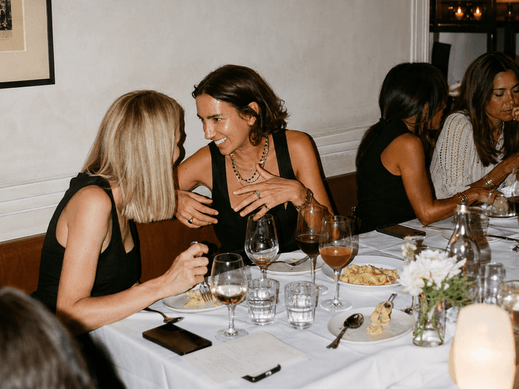 cuentanos tu idea, personas hablando en una cena